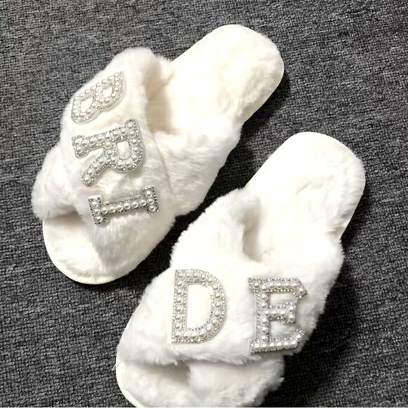 BRIDE SLIPPERS Faux Pearl and Faux Fur. White. Size 7-8. Brand New. - Picture 1 of 7